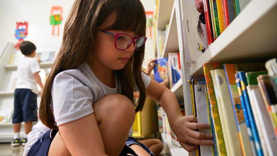 A Biblioteca presta serviço de informação que busca complementar e oferecer suporte aos objetivos do Projeto Pedagógico Escolar.