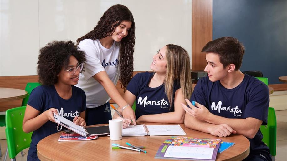 Aprender por inteiro no Ensino Médio é manter o futuro em movimento. 