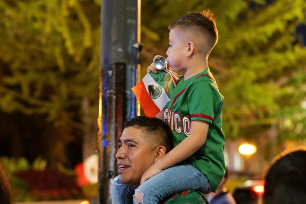 Cientos ondean sus banderas Mexicanas en celebración de la independencia de México en el centro de Chicago