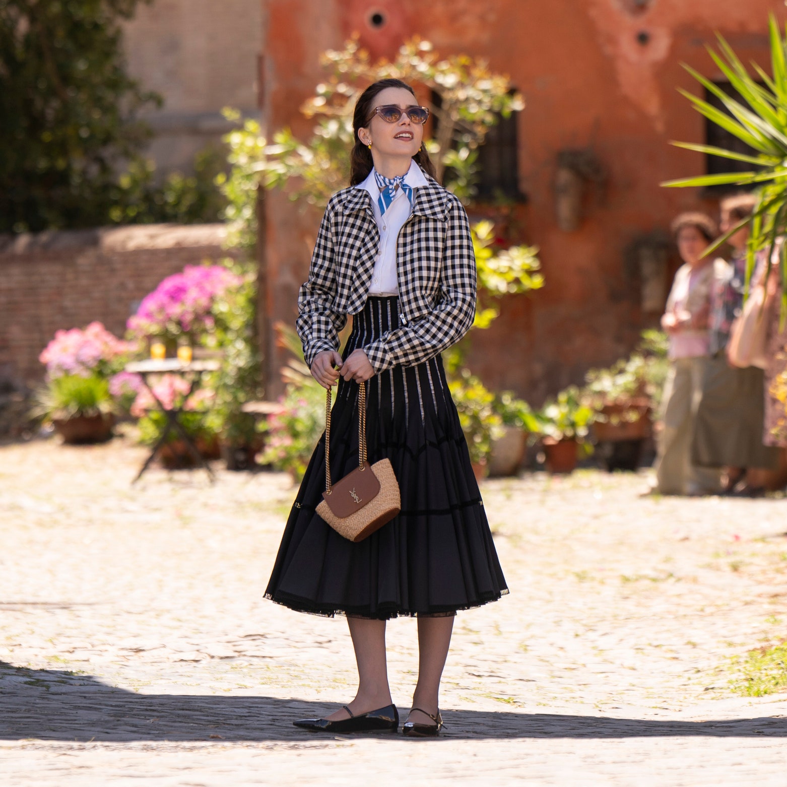 Emily in Paris, i look di Roma sono un sogno. E a detta di Marylin Fitoussi: «dagli italiani aspettatevi romanticismo»