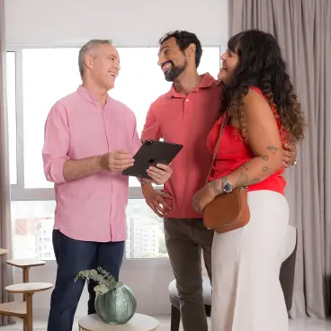 Um jovem casal feliz visitando um apartamento novo