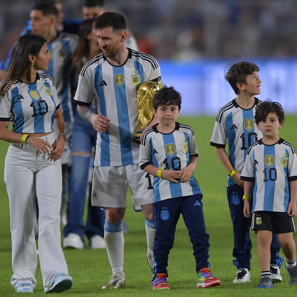 Lionel Messi mit seiner Frau Antonela und den drei gemeinsamen Söhnen