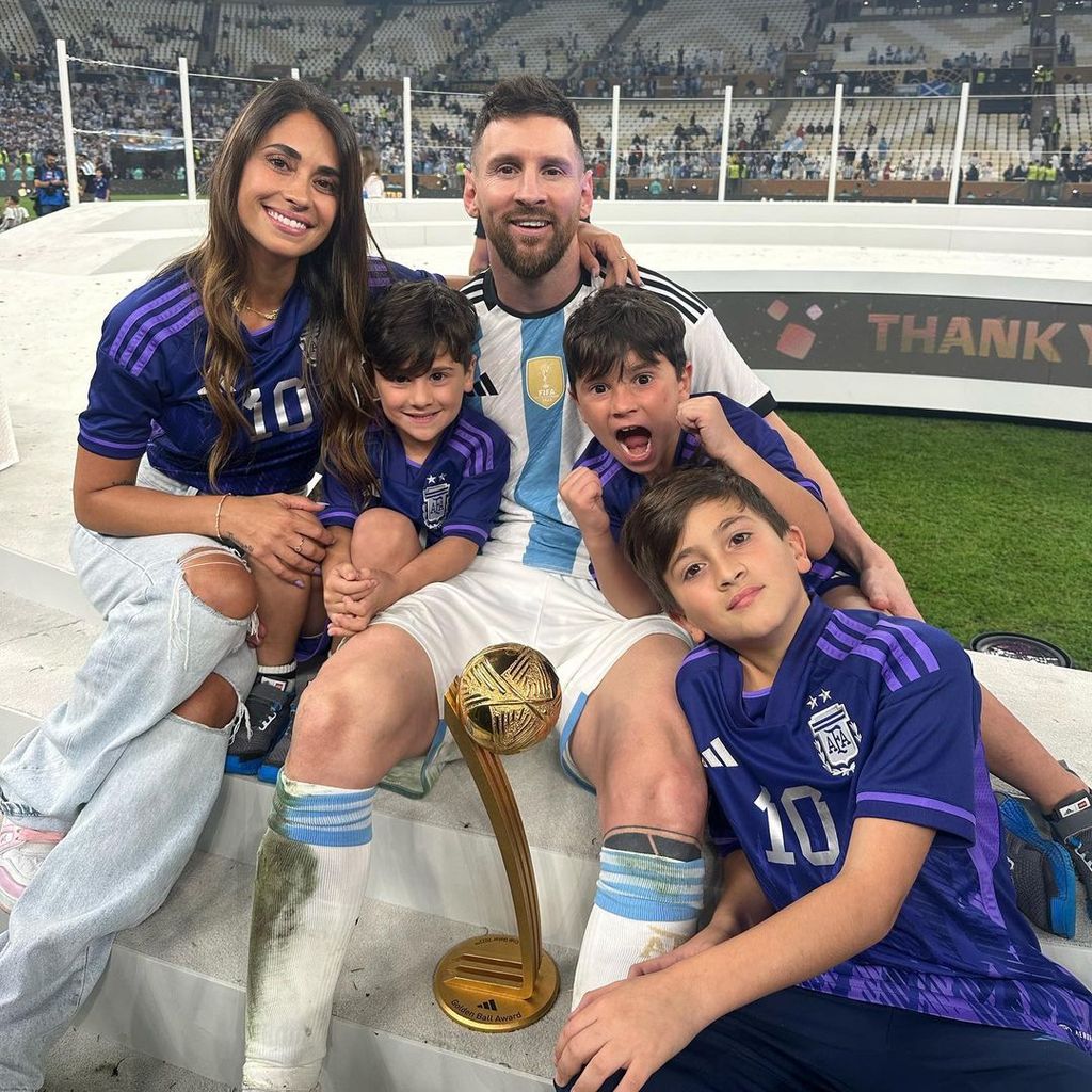 Lionel Messi und seine Frau Antonela Roccuzzo mit ihren drei Söhnen nach dem WM-Sieg