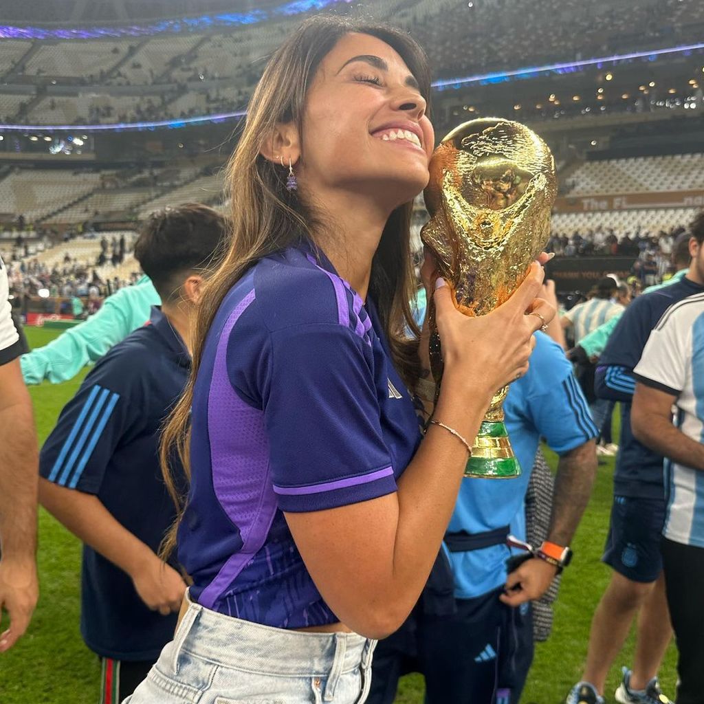 Antonela Roccuzzo mit dem WM-Pokal, Dezember 2022