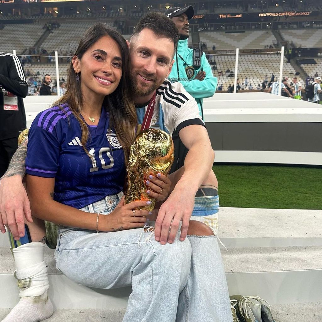 Lionel Messi und seine Frau Antonela Roccuzzo mit dem WM-Pokal