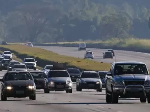 Farol baixo e insulfilm: entenda regras para não ser multado no fim de ano