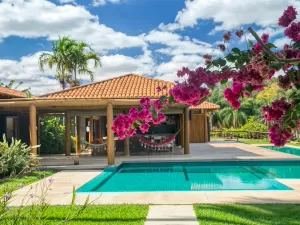 Casa de veraneio em MG ganha 'clima de praia' com decoração rústico-chic