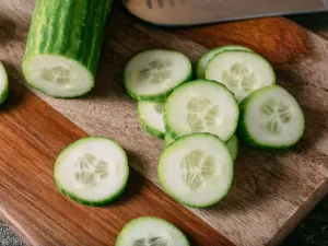 Com 95% de água, pepino hidrata e reduz inchaço causado pelo calor