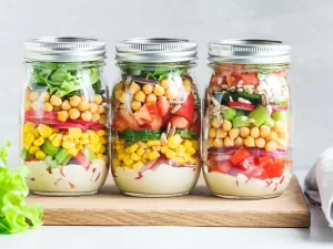 Salada no pote: duas receitas práticas e saudáveis para os dias de calor