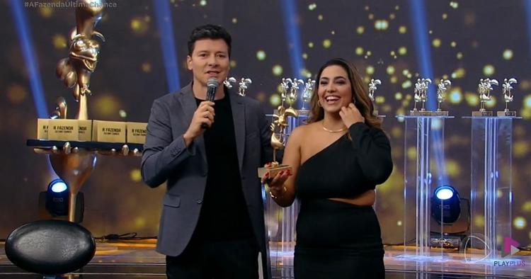 A Fazenda 16: Camila recebe troféu "Quem não é visto, não é lembrado"