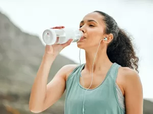 Calorão pede mais água, mas você está lavando sua garrafinha direito?