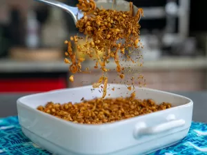 Farofa proteica é acompanhamento saboroso e você pode comer até na salada