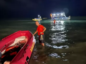 Jangada com 12 pessoas naufraga em Maceió após passeio às piscinas naturais