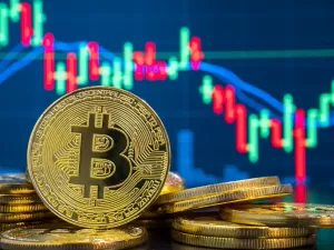 Bitcoin chega a marca de US$ 100 mil; vale investir de olho em 2025?