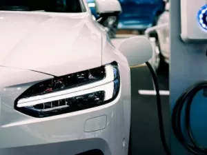 IPVA 2025 SP: por que Tarcísio deixou os carros elétricos fora da isenção