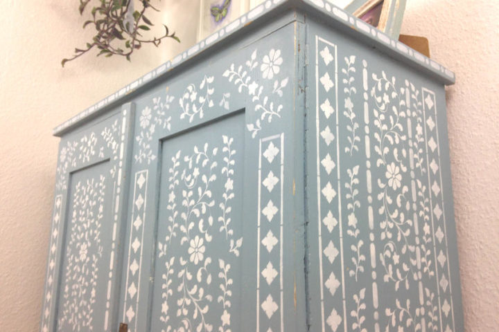 Beautifully stenciled faux bone inlay white and blue Anthropologie inspired dresser. A simple upcycling DIY from a thrift store find.