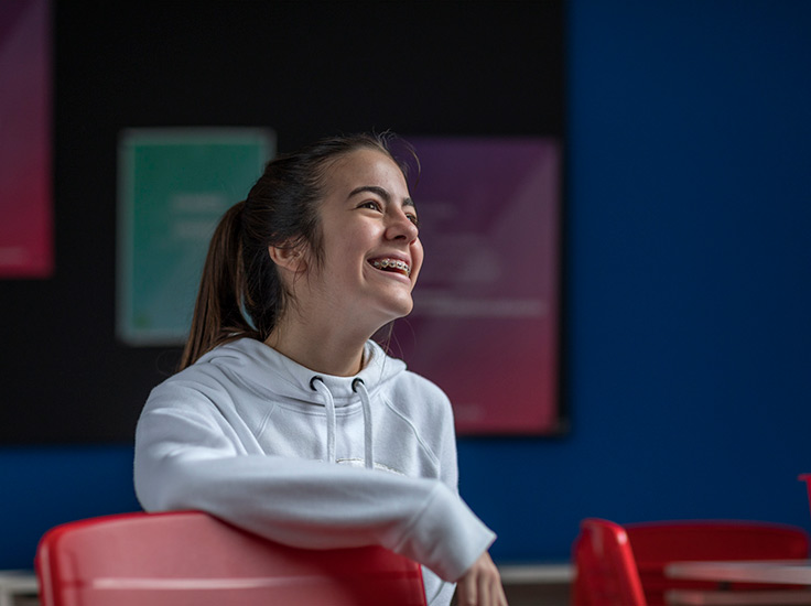 Menina sorrindo em sala de aula