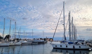 Barcos atracados em uma marina.