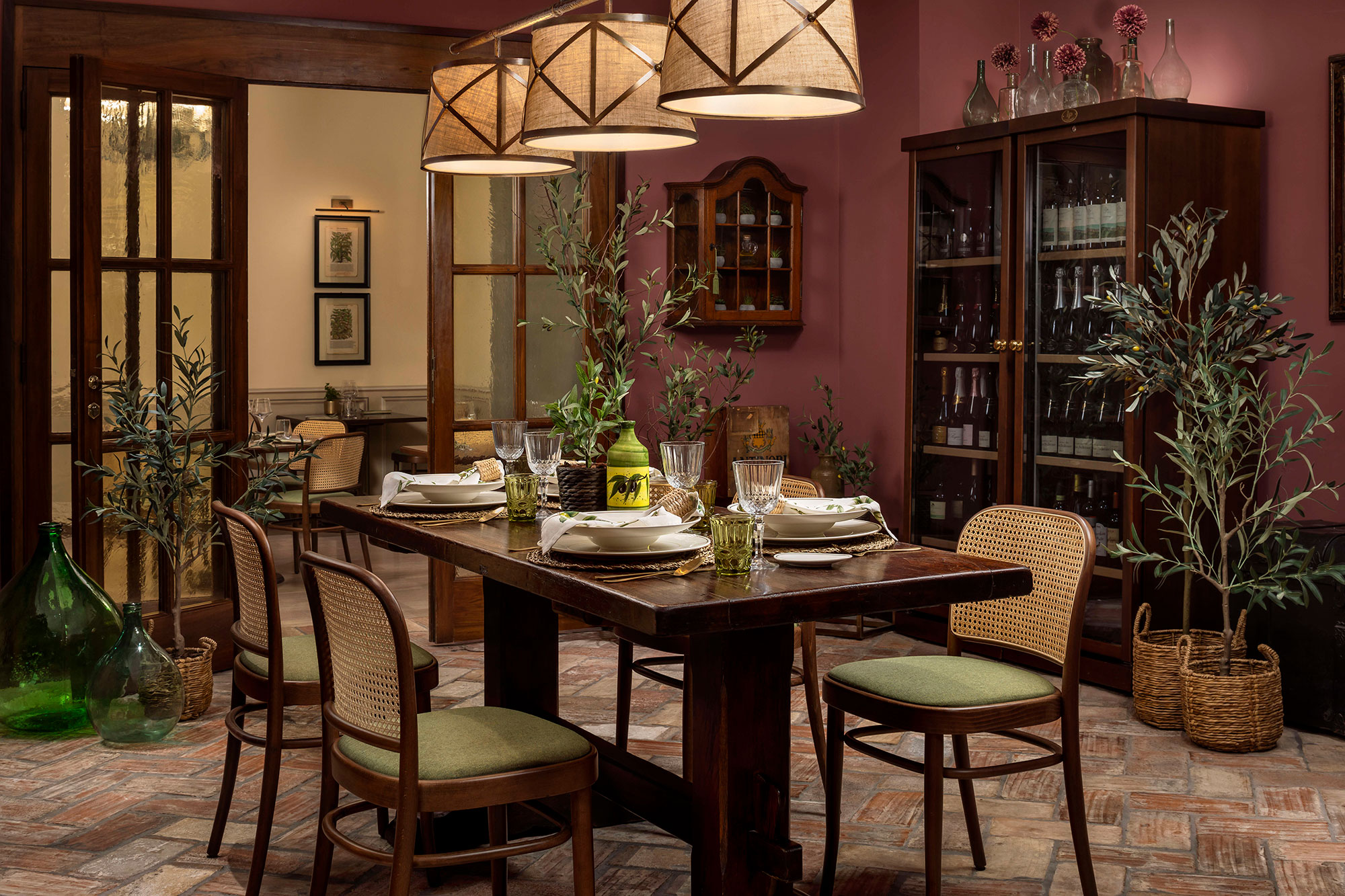 Hotel de luxo em Florença ocupa dois edifícios históricos do século XVI. Na foto, restaurante com adega e plantas.