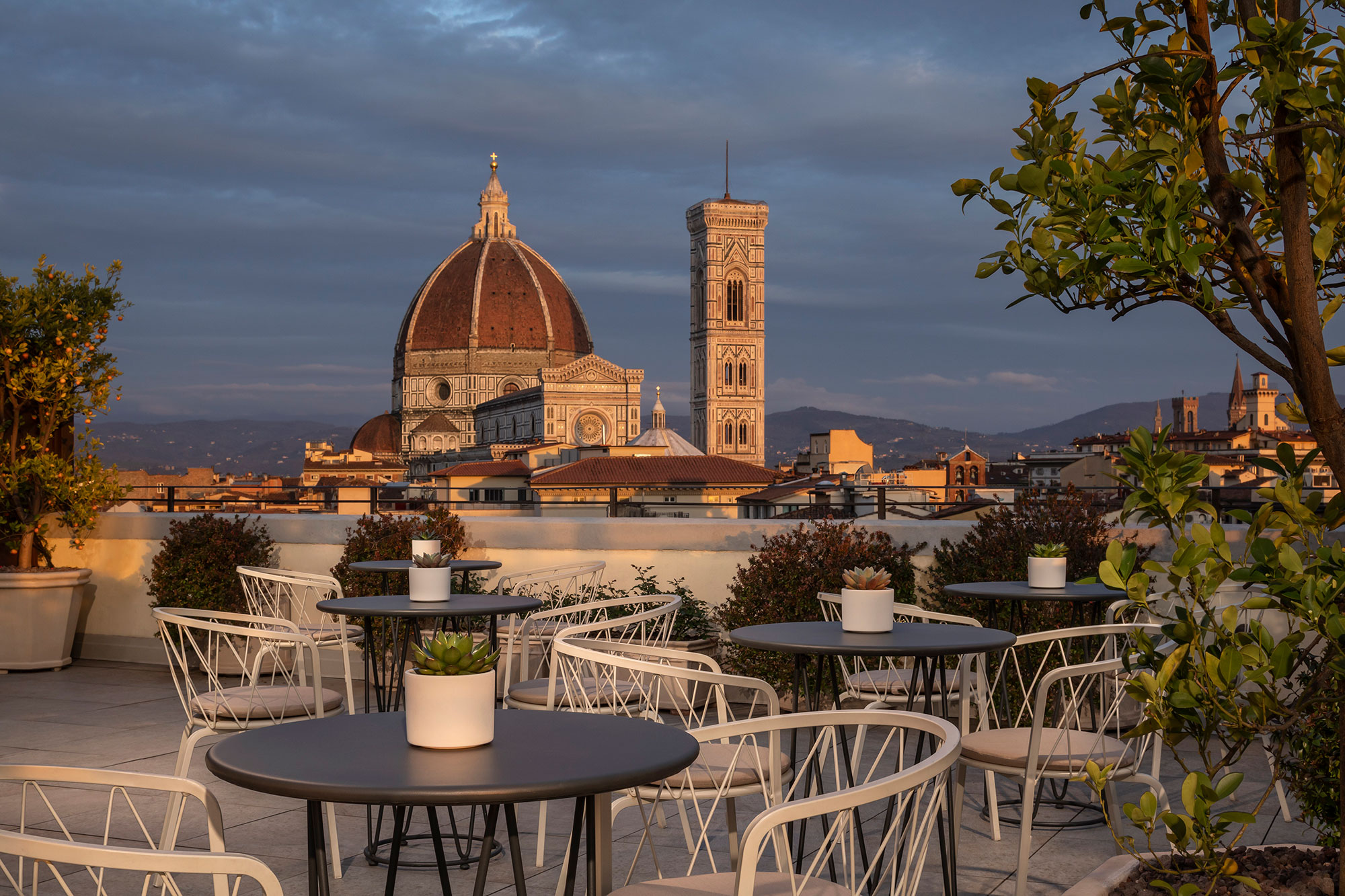 Hotel de luxo em Florença ocupa dois edifícios históricos do século XVI. Na foto, terraço com vista para a Catedral.