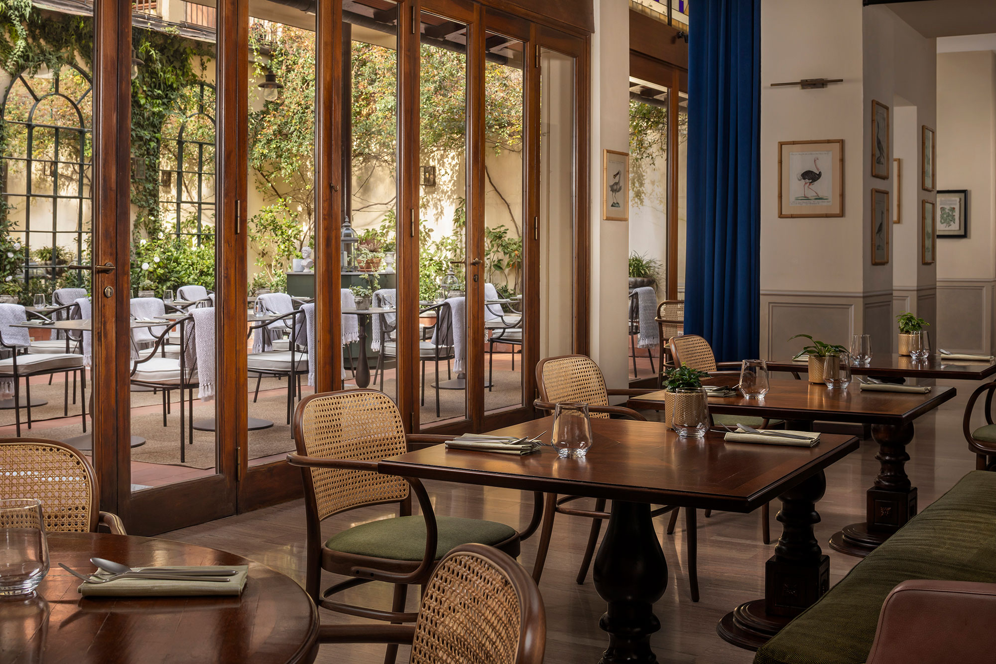 Hotel de luxo em Florença ocupa dois edifícios históricos do século XVI. Na foto, restaurante com vista para o jardim.