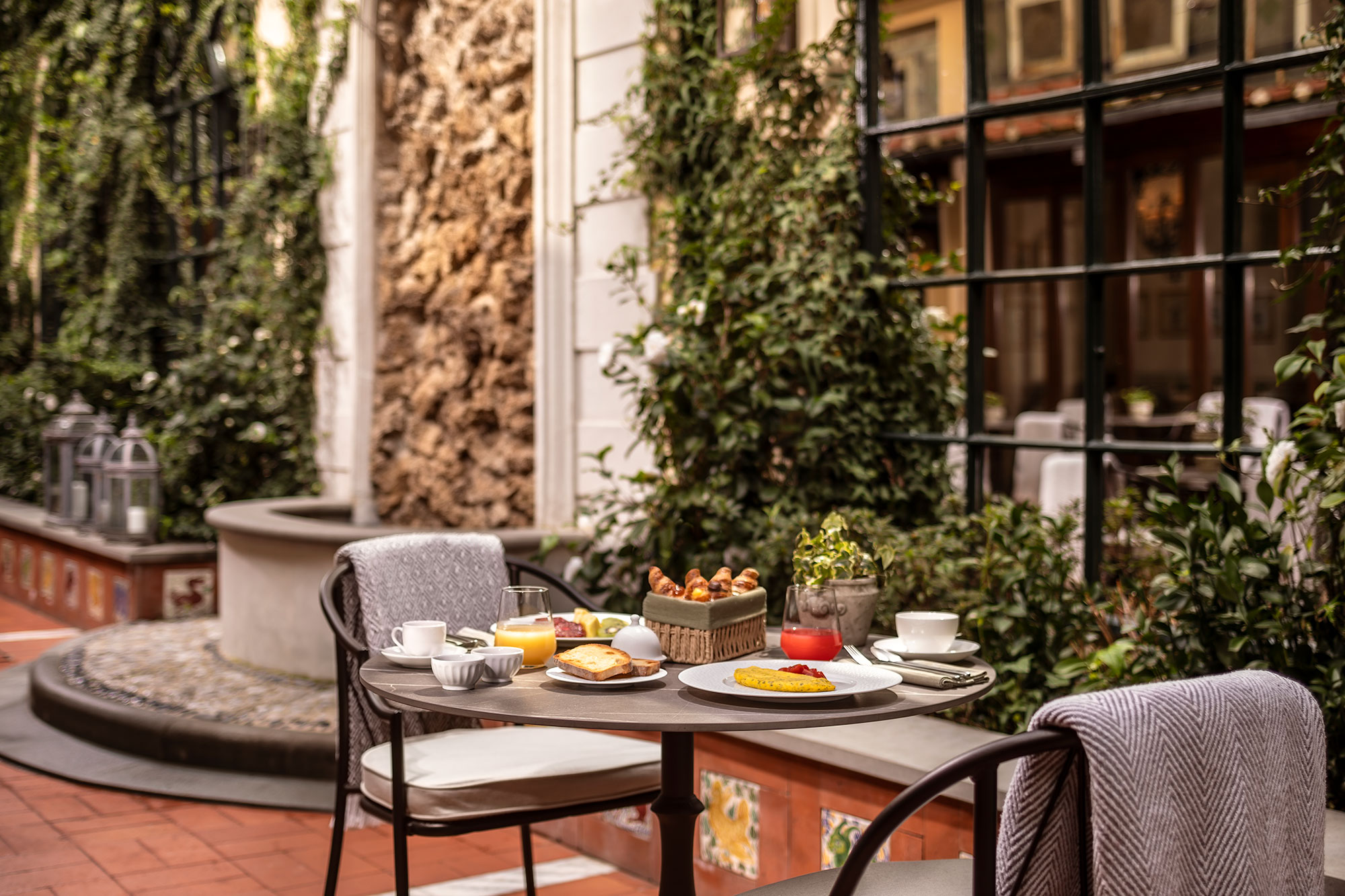 Hotel de luxo em Florença ocupa dois edifícios históricos do século XVI. Na foto, restaurante com vista para o jardim.