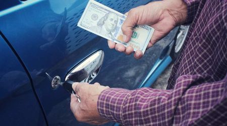 If you find a $100 bill on your car windshield, don't touch it and call the authorities right away