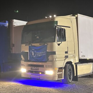 WFP-Lastwagen mit WFP-Flagge