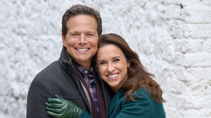 Party of Five alums Lacey Chabert and Scott Wolf reunite for Hallmark Channel Christmas movie.