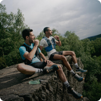 Dois amigos sentados na pedra