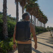 Homem caminhando na praia