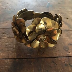 Vintage floral bracelet gold tone flower hinged bangle