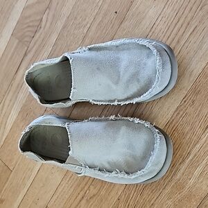 CROCS SLIP ON SHOES TAN