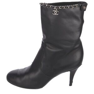 CHANEL Authentic
Leather ankle boots decorated with chain