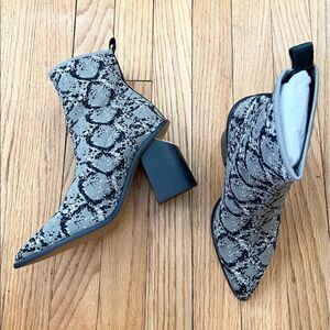 Steven Steve Madden Nikia Snakeskin Black & White Sock Bootie Size 5.5 NIB