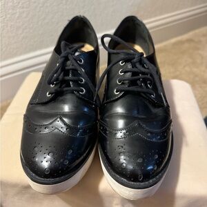 Schutz Black leather platform oxfords- Size 6
Made in Brazil