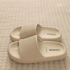 Cushionaire comfort slides: Size 8: tan