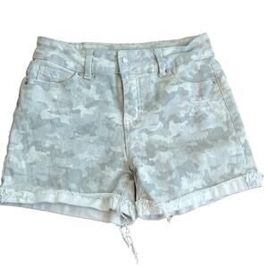 Time and Tru Woman Size 4 Gray Camouflage Print Distressed Jeans Shorts