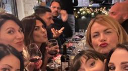 Bianca Guaccero, ritorno a Bitonto (con Giovanni Pernice) dopo la vittoria a Ballando con le Stelle: Natale al bar con le amiche