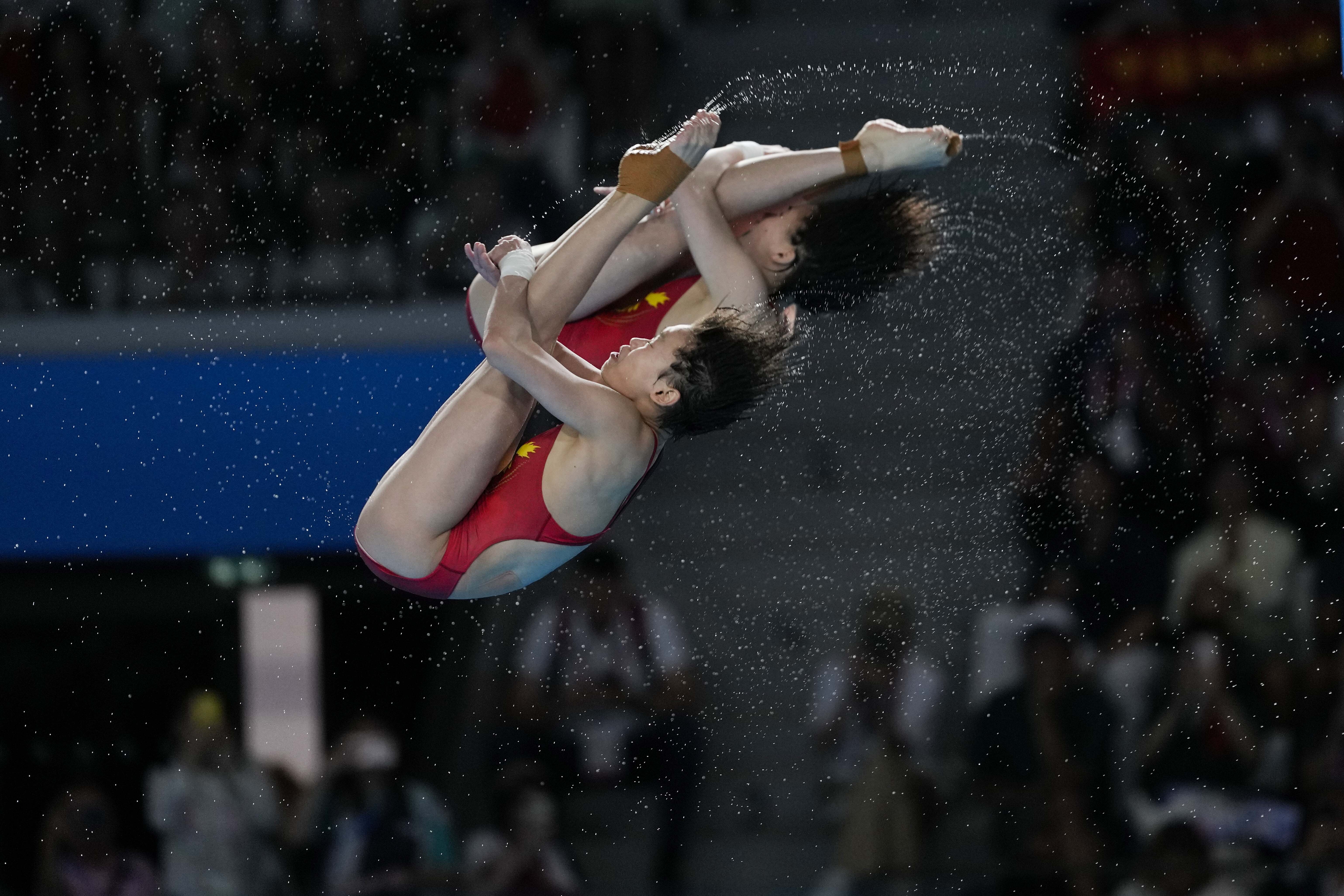 China's Chen Yuxi and Quan Hongchan compete in the women's synchronised 10m platform diving final at the 2024 Summer Olympics, Wednesday, July 31, 2024, in Saint-Denis, France. (AP Photo/Jin Lee Man)