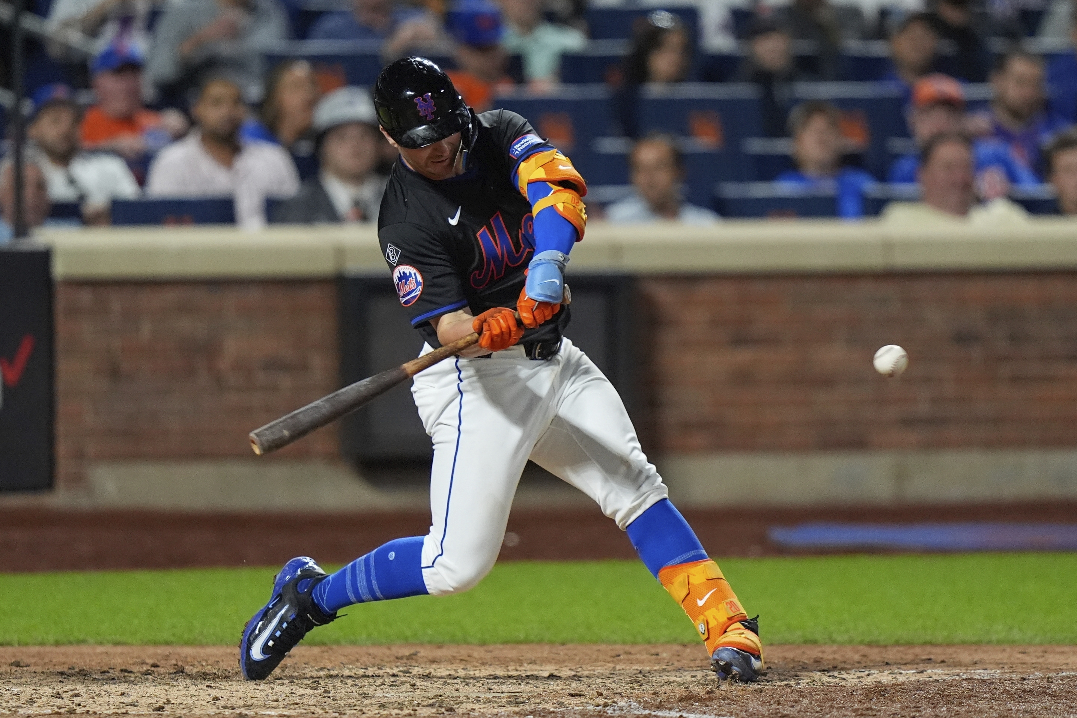 New York Mets' Pete Alonso hits a home run during the sixth inning of a baseball game against the Houston Astros, Friday, June 28, 2024, in New York. (AP Photo/Frank Franklin II)