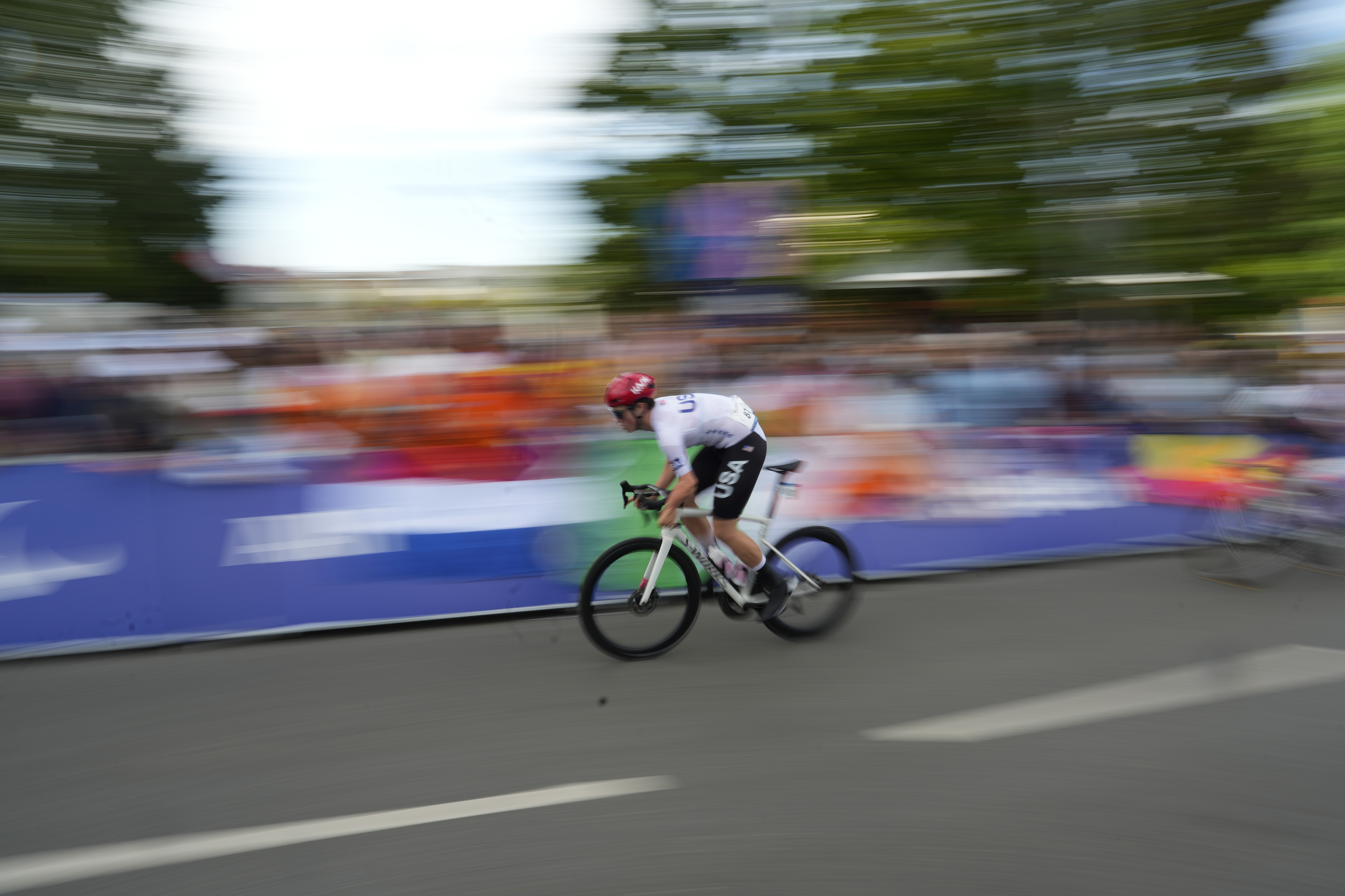 Elouan Gardon of the U.S. competes in the men's C4-5 road race during the 2024 Paralympics, Friday, Sept. 6, 2024, in Clichy-sous-Bois, France. (AP Photo/Aurelien Morissard)