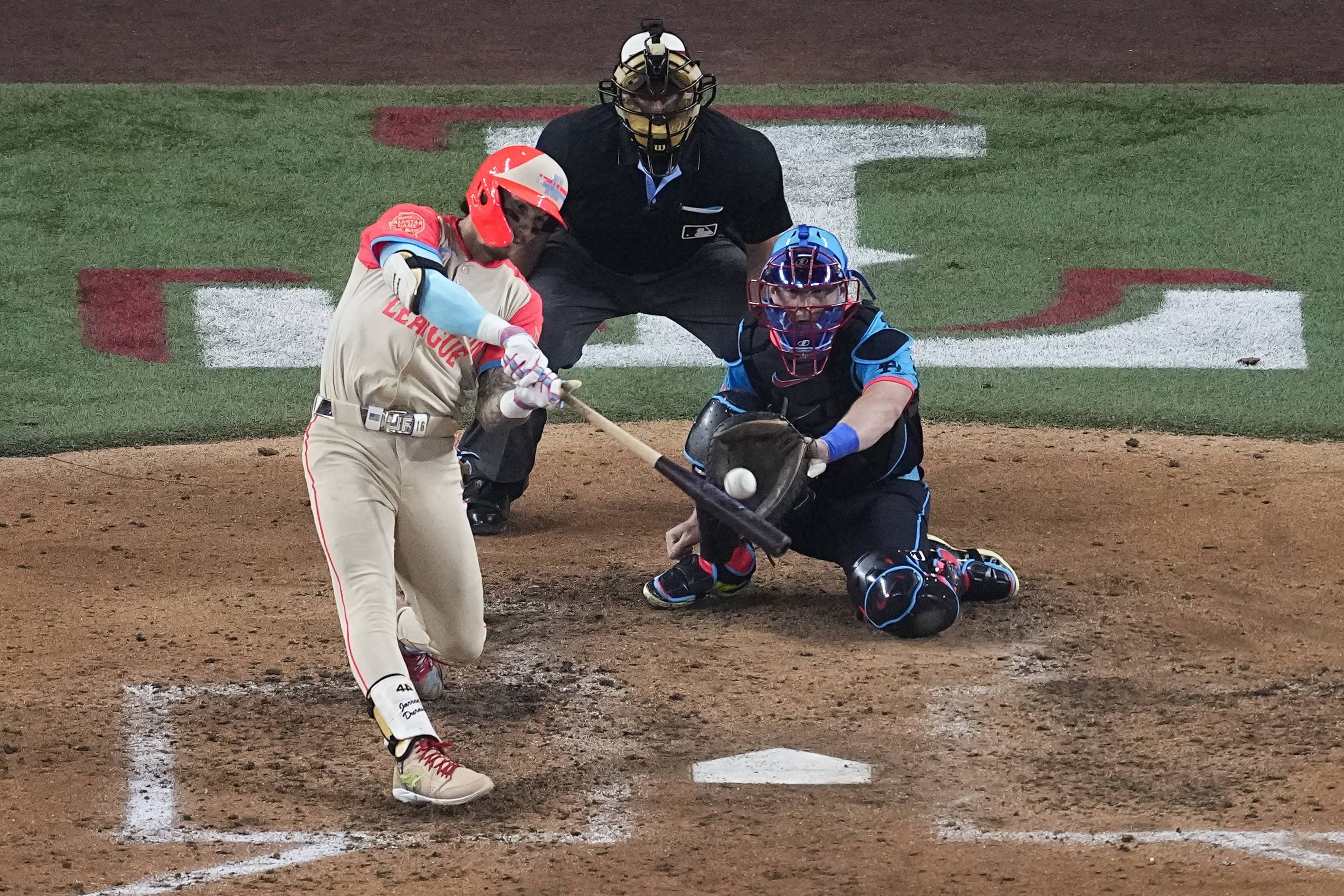 American League's Jarren Duran, of the Boston Red Sox, hits a home run during the fifth inning of the MLB All-Star baseball game, Tuesday, July 16, 2024, in Arlington, Texas. Anthony Santander, of the Baltimore Orioles, also scored. (AP Photo/Tony Gutierrez)