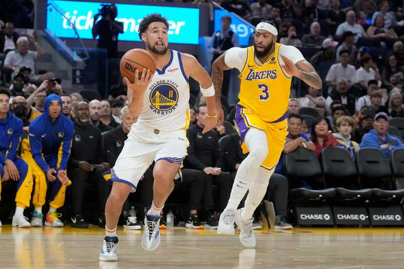 Golden State Warriors guard Klay Thompson (11) drives to the basket against Los Angeles...