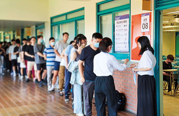 根據多益測驗統計，台人英語 近十年有顯著進步，這與學 校、企業國際化息息相關。