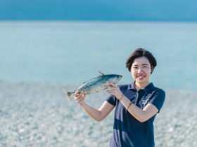 她棄常春藤名校，洄遊花蓮七星潭闖新路！跟著漁人摸魚、捕魚，近距離感受海洋永續