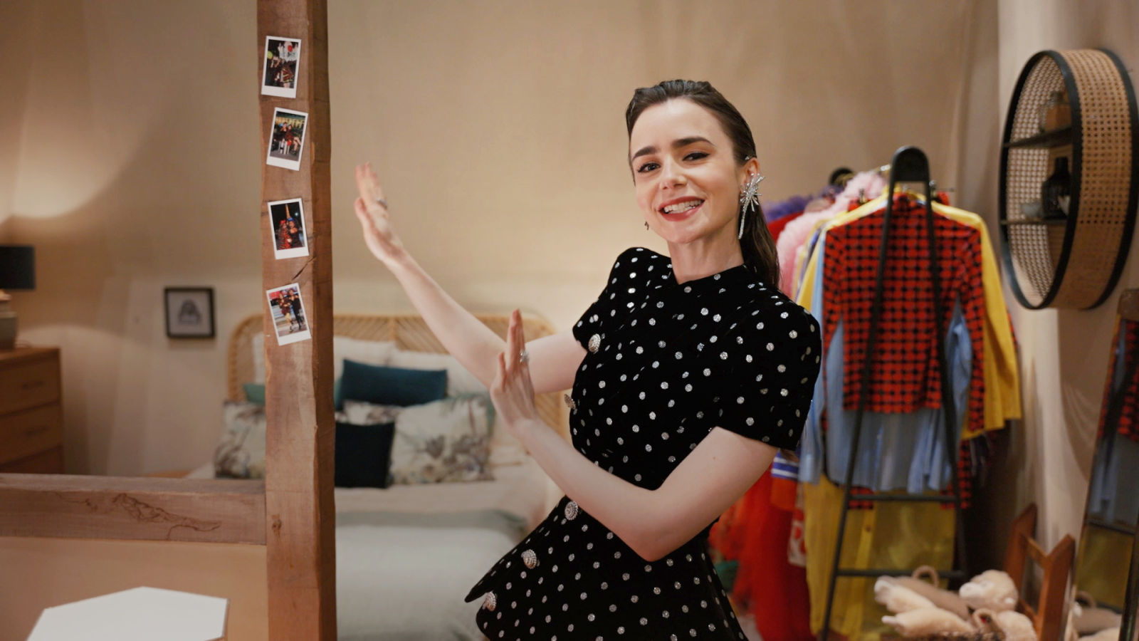 Lily Collins nos enseña el nuevo set de 'Emily in Paris' en la temporada 4