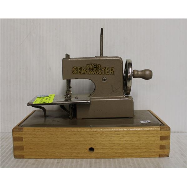 TOY SEWING MACHINE KAY AN EE SEW MASTER