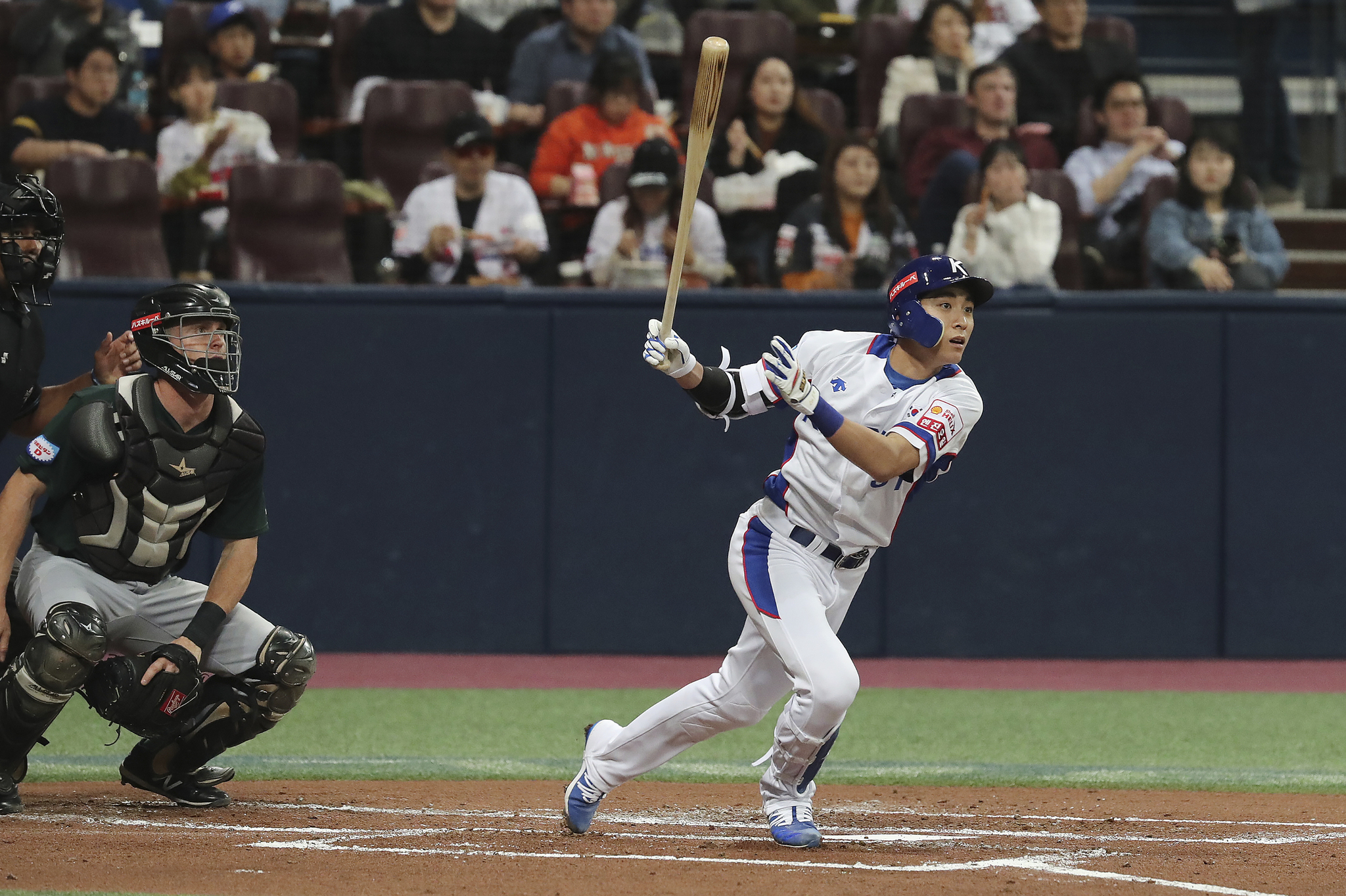 South Korean prospect Jung Hoo Lee signs first MLB mega-deal with San Francisco Giants.