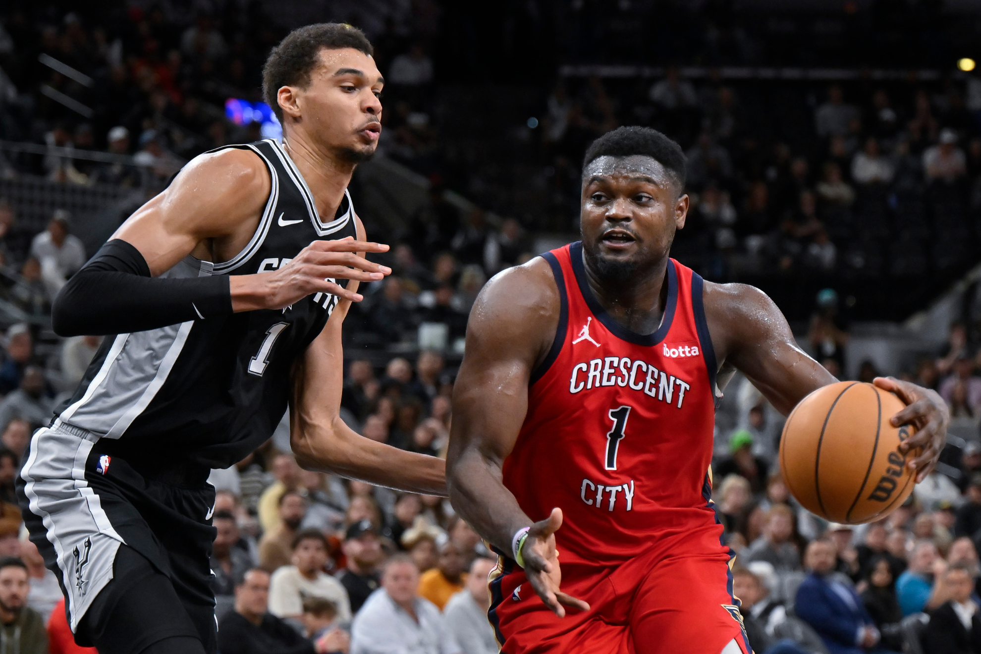 Zion Williamson drives to the hoop against Victor Wembanyama.